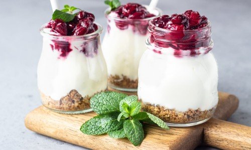 Десерт с черешней, крем-сыром и печеньем