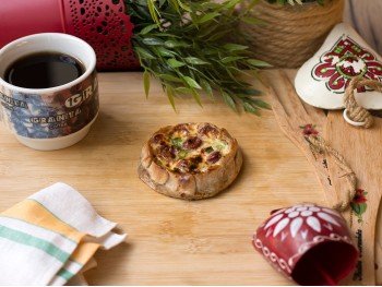 Перепечи с охотничьими колбасками сыром и зеленым луком 75 гр. Перепечи с охотничьими колбасками сыром и зеленым луком 75 гр.