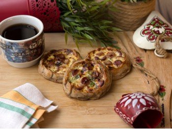 Перепечи с охотничьими колбасками сыром и зеленым луком 75 гр.